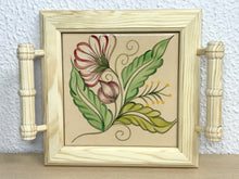 Carregar imagem no visualizador da galeria, Mini Bandeja de madeira com lindo azulejo pintado à mão