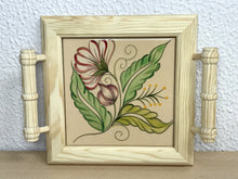 Carregar imagem no visualizador da galeria, Mini Bandeja de madeira com lindo azulejo pintado à mão