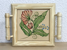 Carregar imagem no visualizador da galeria, Mini Bandeja de madeira com lindo azulejo pintado à mão