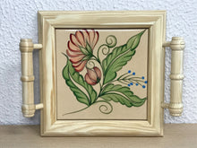 Carregar imagem no visualizador da galeria, Mini Bandeja de madeira com lindo azulejo pintado à mão