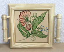 Carregar imagem no visualizador da galeria, Mini Bandeja de madeira com lindo azulejo pintado à mão