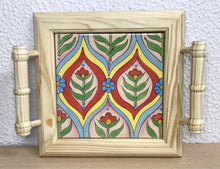 Carregar imagem no visualizador da galeria, Mini Bandeja de madeira com lindo azulejo pintado à mão