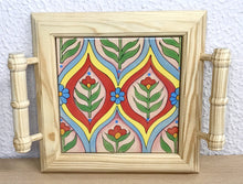 Carregar imagem no visualizador da galeria, Mini Bandeja de madeira com lindo azulejo pintado à mão
