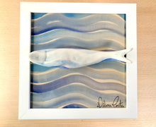 Carregar imagem no visualizador da galeria, Quadro Azulejo Sardinha, leveza do mar, simples assim - 24x24cm