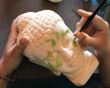 Carregar imagem no visualizador da galeria, Cabeça de Buda de Cerâmica 24cm - Floral
