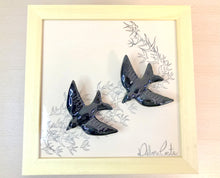 Carregar imagem no visualizador da galeria, Quadro Azulejo e Andorinhas, revoada de andorindas - 24x24cm