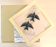 Carregar imagem no visualizador da galeria, Quadro Azulejo Andorinhas, Revoada - 24x24cm