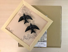 Carregar imagem no visualizador da galeria, Quadro Azulejo Andorinhas, Revoada - 24x24cm