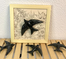 Carregar imagem no visualizador da galeria, Quadro Azulejo Andorinha,  Floral Filetado - 24x24cm