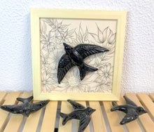 Carregar imagem no visualizador da galeria, Quadro Azulejo Andorinha,  Floral Filetado - 24x24cm