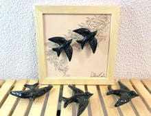 Carregar imagem no visualizador da galeria, Quadro Azulejo Andorinhas, Revoada - 24x24cm