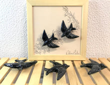 Carregar imagem no visualizador da galeria, Quadro Azulejo e Andorinhas, revoada de andorindas - 24x24cm