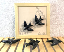 Carregar imagem no visualizador da galeria, Quadro Azulejo e Andorinhas, revoada de andorindas - 24x24cm