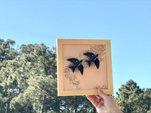 Carregar imagem no visualizador da galeria, Quadro Azulejo Andorinhas, Revoada - 24x24cm