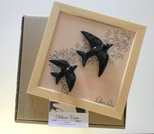 Carregar imagem no visualizador da galeria, Quadro Azulejo e Andorinhas, Revoada - 24x24cm