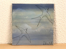 Carregar imagem no visualizador da galeria, Azulejo com pintura de andorinhas, pintado á mão, 20x20cm, para pendurar