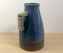 Carregar imagem no visualizador da galeria, Decoração, Jarro Cerâmico com macramé na alça - Castanho e Azul Cinzento, 16x25cm