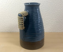 Carregar imagem no visualizador da galeria, Decoração, Jarro Cerâmico com macramé na alça - Castanho e Azul Cinzento, 16x25cm