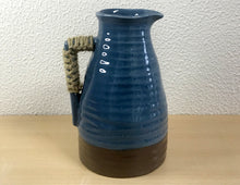 Carregar imagem no visualizador da galeria, Decoração, Jarro Cerâmico com macramé na alça - Castanho e Azul Cinzento, 16x25cm