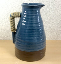 Carregar imagem no visualizador da galeria, Decoração, Jarro Cerâmico com macramé na alça - Castanho e Azul Cinzento, 16x25cm