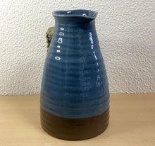 Carregar imagem no visualizador da galeria, Decoração, Jarro Cerâmico com macramé na alça - Castanho e Azul Cinzento, 16x25cm