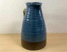 Carregar imagem no visualizador da galeria, Decoração, Jarro Cerâmico com macramé na alça - Castanho e Azul Cinzento, 16x25cm