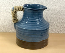 Carregar imagem no visualizador da galeria, Decoração, Jarro Cerâmica com macramé na alça - Castanho e Azul Cinzento, 19x17cm