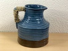 Carregar imagem no visualizador da galeria, Decoração, Jarro Cerâmica com macramé na alça - Castanho e Azul Cinzento, 19x17cm