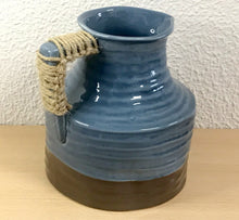 Carregar imagem no visualizador da galeria, Decoração, Jarro Cerâmica com macramé na alça - Castanho e Azul Cinzento, 19x17cm