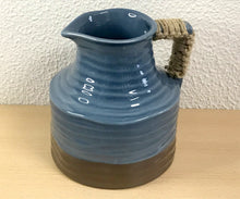 Carregar imagem no visualizador da galeria, Decoração, Jarro Cerâmica com macramé na alça - Castanho e Azul Cinzento, 19x17cm