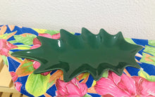 Carregar imagem no visualizador da galeria, Prato, travessa, folha de cerâmica produzido e pintado à mão