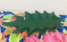 Carregar imagem no visualizador da galeria, Prato, travessa, folha de cerâmica produzido e pintado à mão