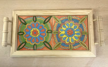 Carregar imagem no visualizador da galeria, Tabuleiro de madeira com tampo de azulejos pintados à mão