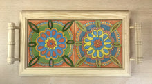 Carregar imagem no visualizador da galeria, Tabuleiro de madeira com tampo de azulejos pintados à mão