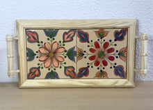 Carregar imagem no visualizador da galeria, Tabuleiro de madeira com tampo de azulejos pintados à mão