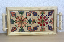 Carregar imagem no visualizador da galeria, Tabuleiro de madeira com tampo de azulejos pintados à mão