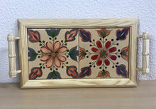 Carregar imagem no visualizador da galeria, Tabuleiro de madeira com tampo de azulejos pintados à mão