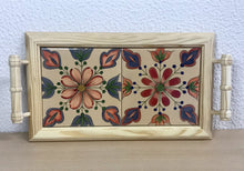 Carregar imagem no visualizador da galeria, Tabuleiro de madeira com tampo de azulejos pintados à mão