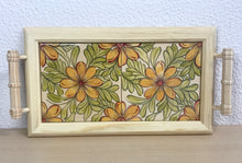 Carregar imagem no visualizador da galeria, Tabuleiro de madeira com tampo de azulejos pintados à mão