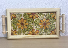 Carregar imagem no visualizador da galeria, Tabuleiro de madeira com tampo de azulejos pintados à mão