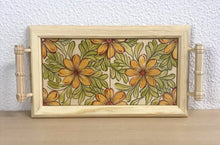 Carregar imagem no visualizador da galeria, Tabuleiro de madeira com tampo de azulejos pintados à mão