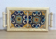 Carregar imagem no visualizador da galeria, Tabuleiro de madeira com tampo de azulejos pintados à mão
