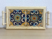 Carregar imagem no visualizador da galeria, Tabuleiro de madeira com tampo de azulejos pintados à mão