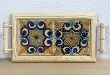 Carregar imagem no visualizador da galeria, Tabuleiro de madeira com tampo de azulejos pintados à mão