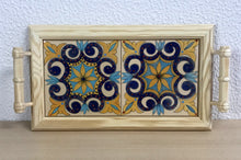 Carregar imagem no visualizador da galeria, Tabuleiro de madeira com tampo de azulejos pintados à mão