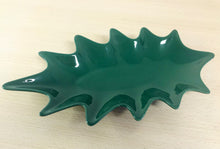 Carregar imagem no visualizador da galeria, Prato, travessa, folha de cerâmica produzido e pintado à mão