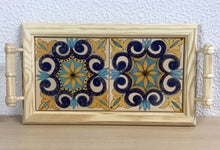 Carregar imagem no visualizador da galeria, Tabuleiro de madeira com tampo de azulejos pintados à mão