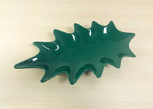 Carregar imagem no visualizador da galeria, Prato, travessa, folha de cerâmica produzido e pintado à mão