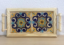 Carregar imagem no visualizador da galeria, Tabuleiro de madeira com tampo de azulejos pintados à mão
