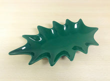 Carregar imagem no visualizador da galeria, Prato, travessa, folha de cerâmica produzido e pintado à mão